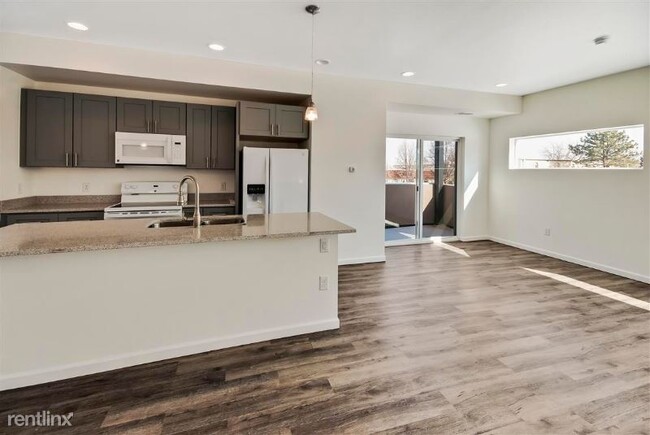 Building Photo - 4 br, 4 bath Apartment - 5070 E Donald Ave