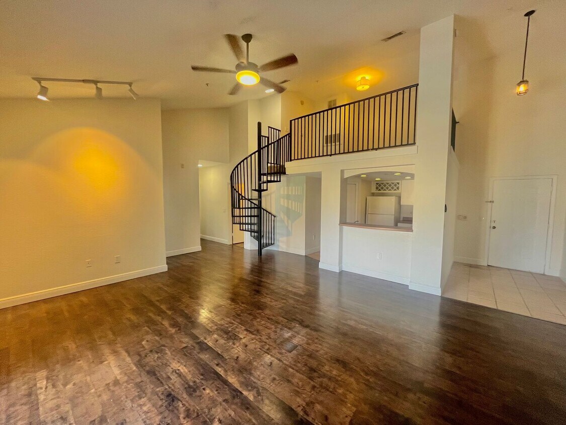 Foto principal - Spacious 2 Bed, 2 Bath + Loft in Prime Lak...