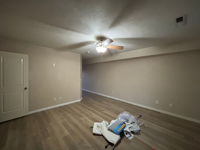 Building Photo - SOON TO BE UPDATED UNIT!