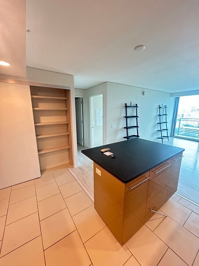 Building Photo - Luxury 1-Bedroom Condo in Downtown – 20th ...