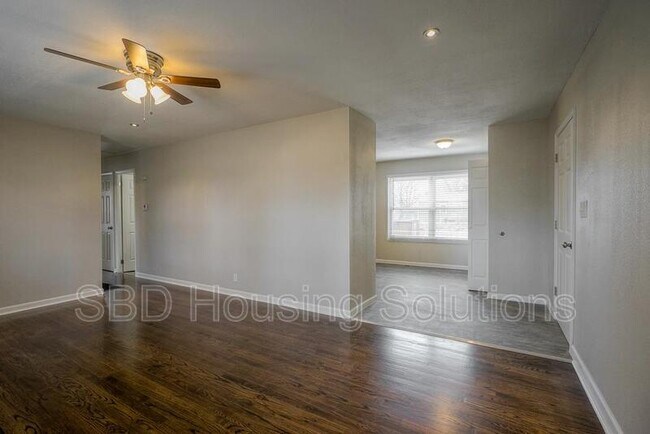 Building Photo - 1214 N Vista Dr