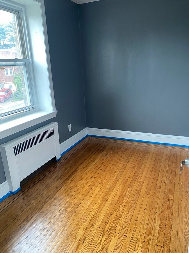 Bonus Room - 1921 W Chew St