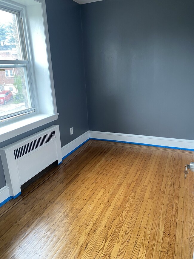 Bonus Room - 1921 W Chew St