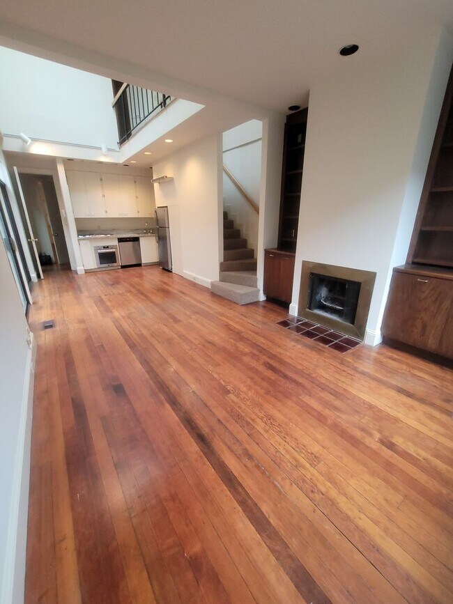 Building Photo - 2BR/1.5BA Loft w/ Garage Parking in Conven...