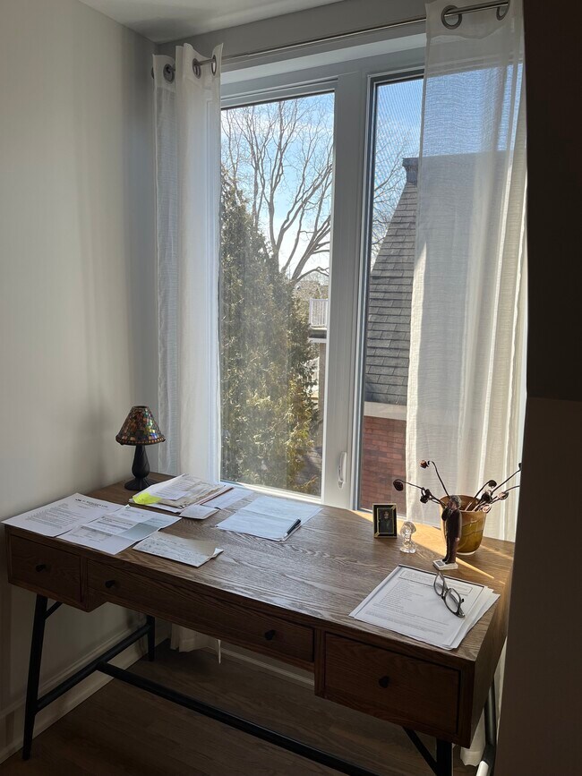 Desk Nook - 538 Maclaren St