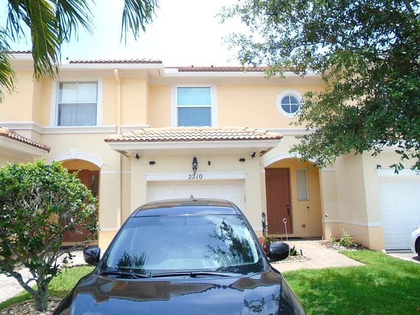 Foto principal - 2210 Seminole Palms Dr