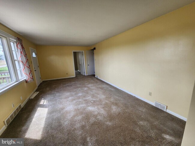 Building Photo - 406 W Woodview Rd