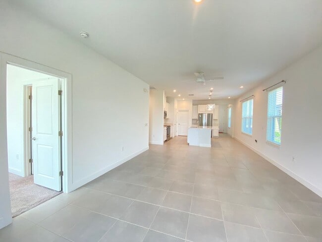 Foto del edificio - 2182 Palm Tree Dr