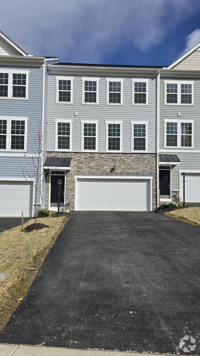 Building Photo - 604 Dana Dr