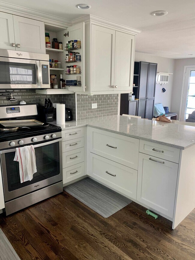 Cocina con especiero incorporado y papeleras. - 4233 28th Ave W