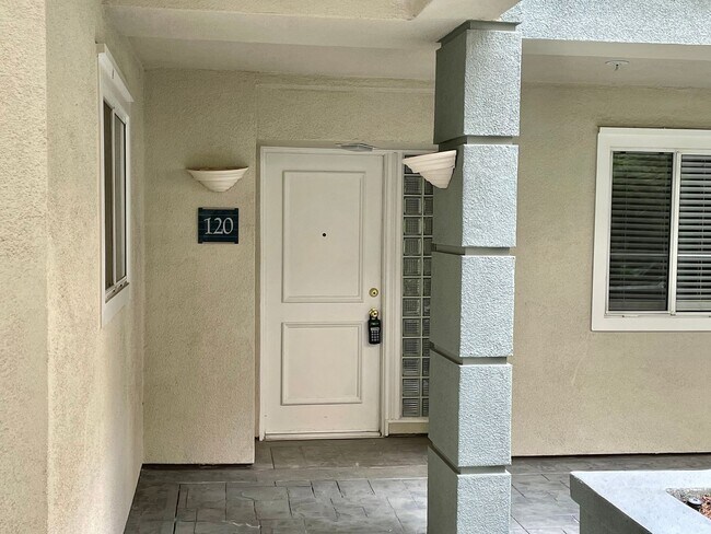 Foto del edificio - Irvine Metropolitan 2 Bedroom 2 Bathroom P...