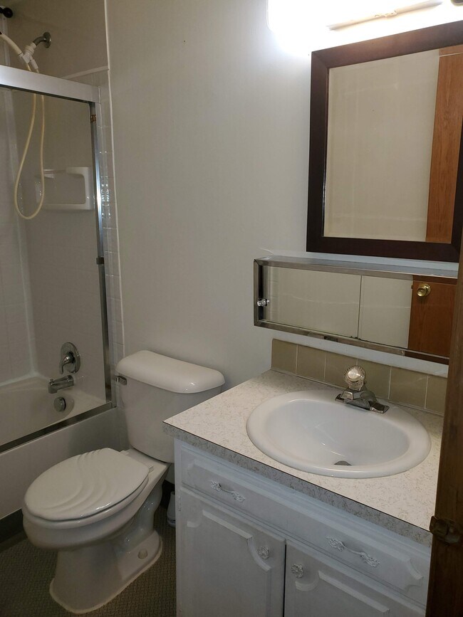 Foto del edificio - 8217 Greenlawn Ave