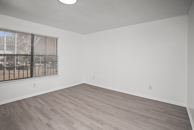 Building Photo - 1410 S Elizabeth Ave