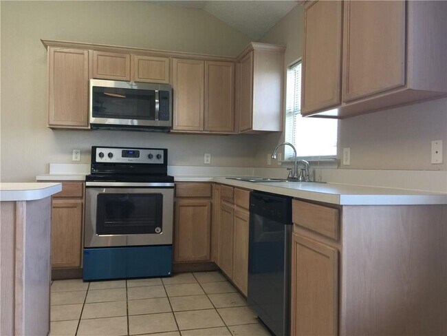 Building Photo - 827 Cascade Dr
