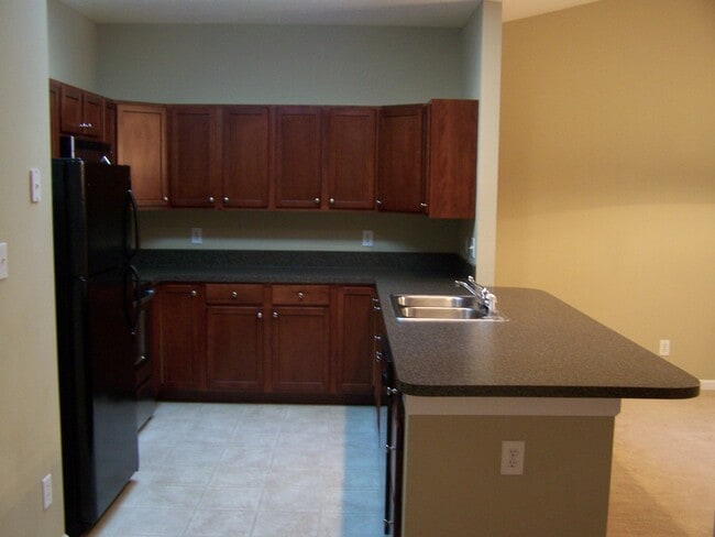 Building Photo - 2 bed, 2 bath, 2 car garage, ranch style townhouse in N. Knoxville