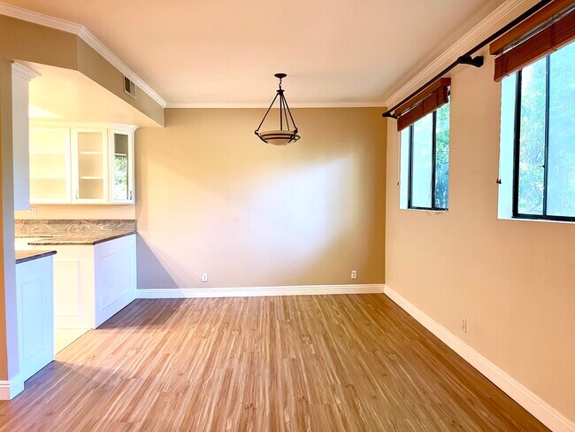 Breakfast Nook - 13331 Moorpark St