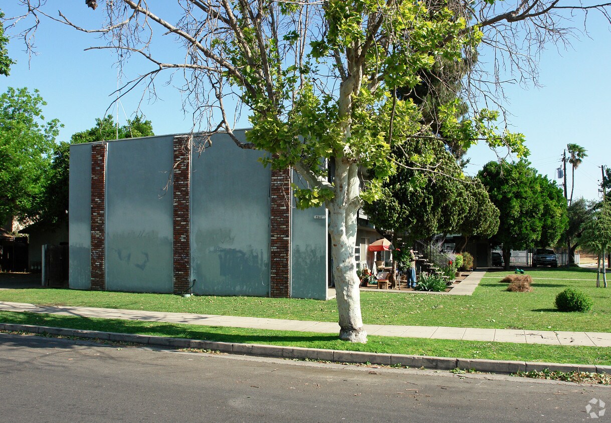 Primary Photo - 2547 E Thomas Ave