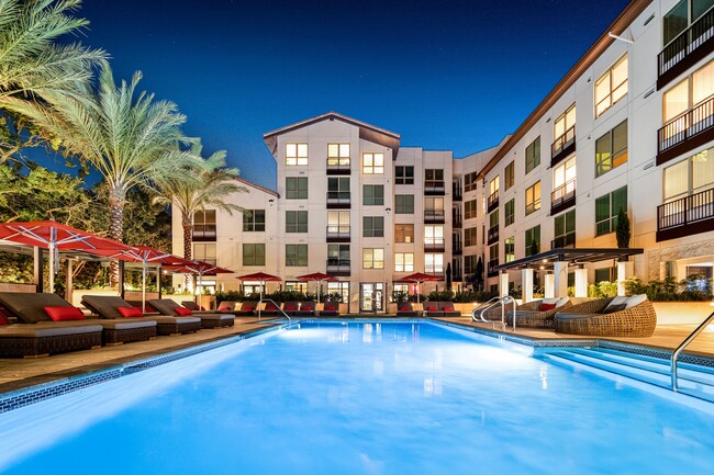 Piscina estilo centro vacacional con una colección de lounges y áreas para sentarse - Hanover Walnut Creek