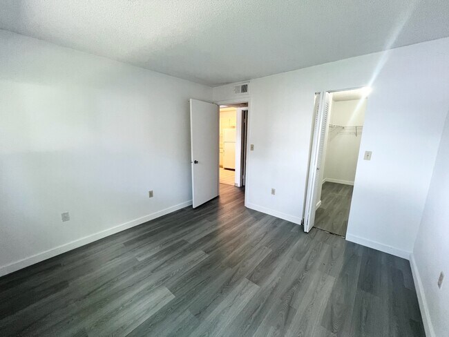Foto del edificio - 350 Palm Cir W