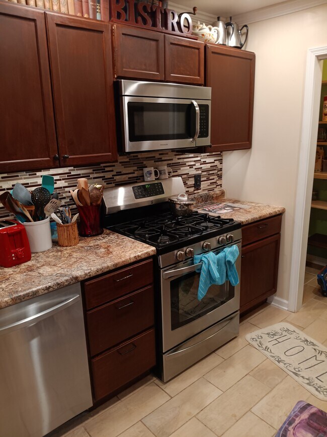 Building Photo - 2913 Shorewood Dr