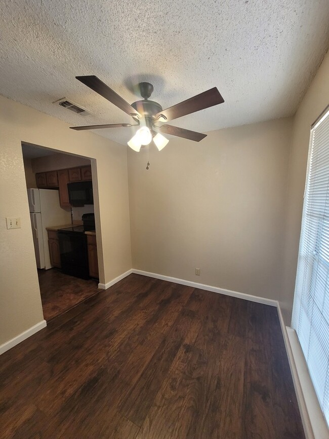 Foto del edificio - 1 bed 1 bath condo, pool on site!