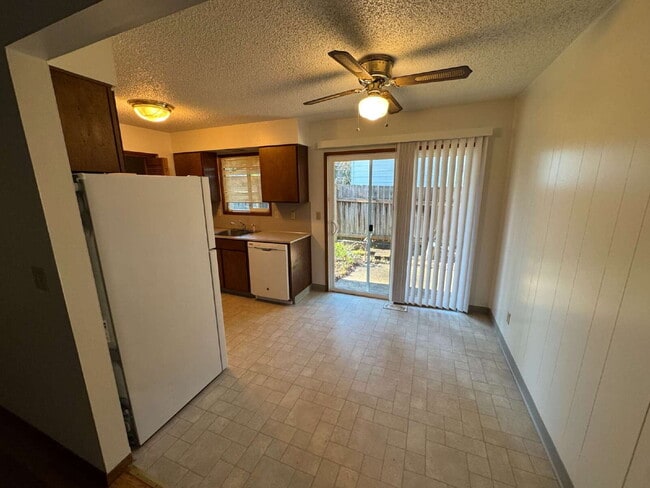 Foto del edificio - Milwaukie 2 Bedroom Duplex **One Portable AC window Included**