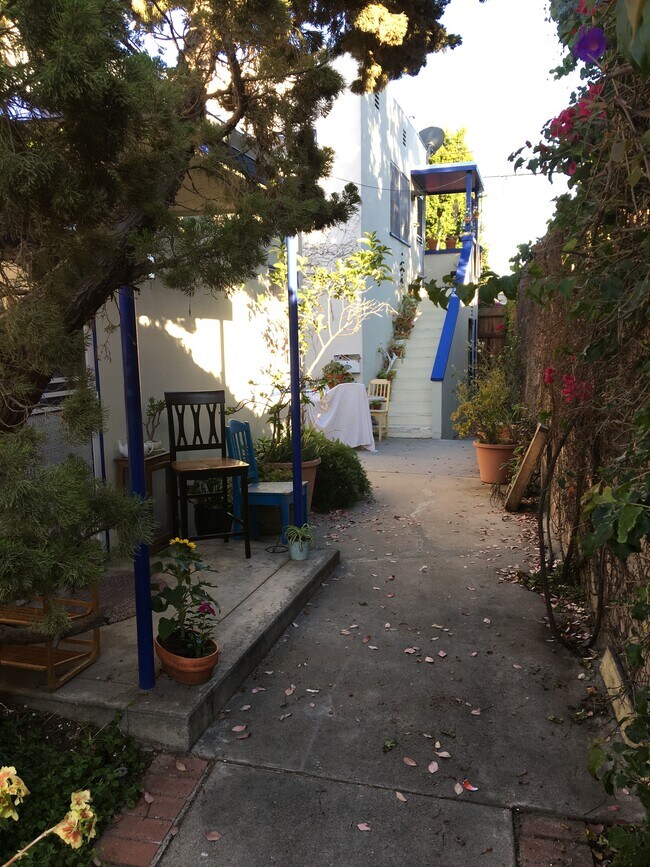 Internal Courtyard - 1042 Pearl St