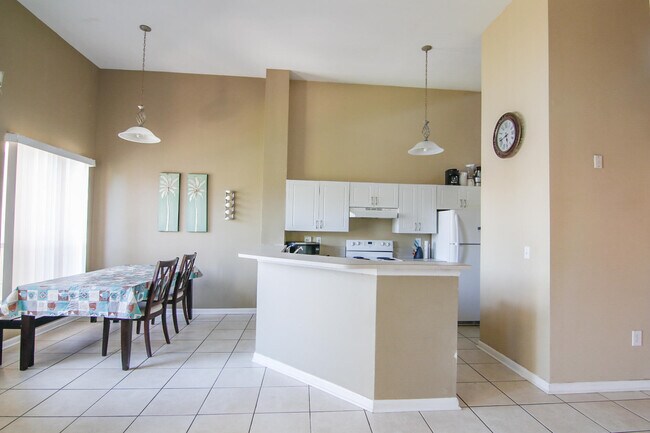 Foto del edificio - 4807 Via Palm Lakes Via