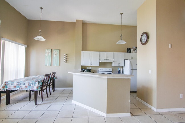 Building Photo - 4807 Via Palm Lakes Via