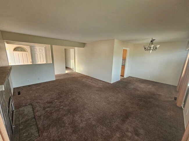 Building Photo - Charming Castro Valley Home: Spacious Livi...