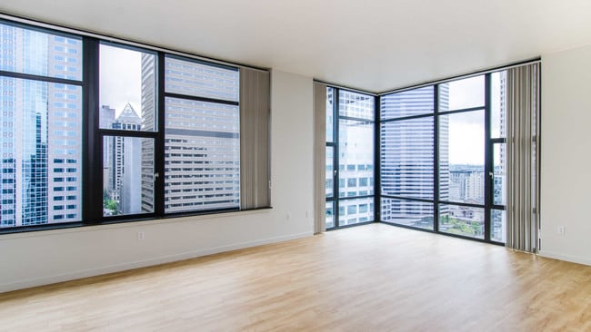 Sala de estar con ventanales de piso a techo y balcón - Harbor Steps