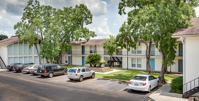 Building Photo - Whispering Oaks Apartments