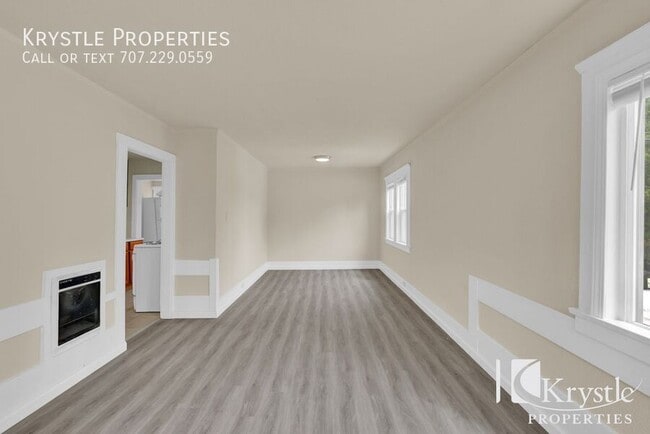 Building Photo - Well-updated, cozy apartment on upper-leve...