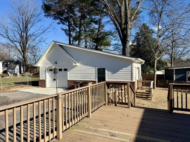 Building Photo - Renovated Ranch, Fenced Yard, Separate Studio