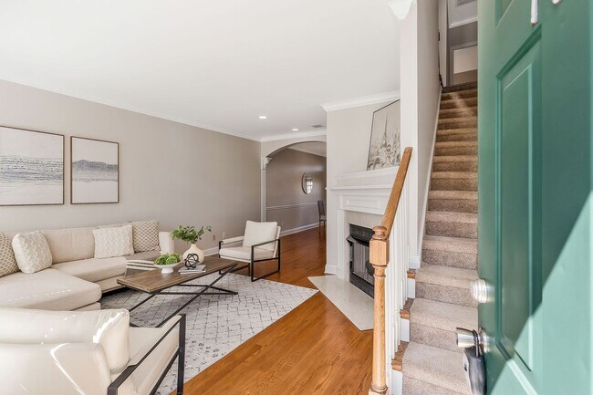 Foto del edificio - FABULOUS LOCATION!! 2BEDROOM 2 BATH TOWNHO...