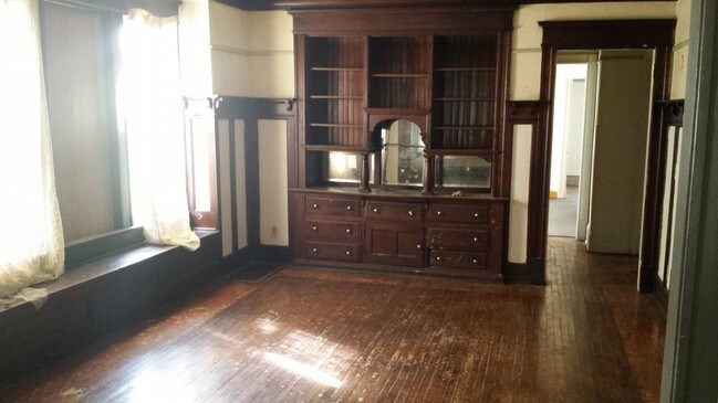 Building Photo - 1943 N 36th Street - 3 Bedroom Upper