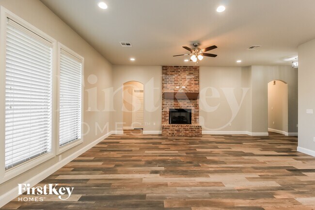 Foto del edificio - 13904 Hutchinson Pl