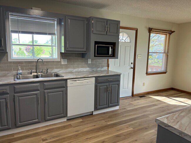 Foto del edificio - 3 Bedroom / 3 Bath Brick Home - Gray TN