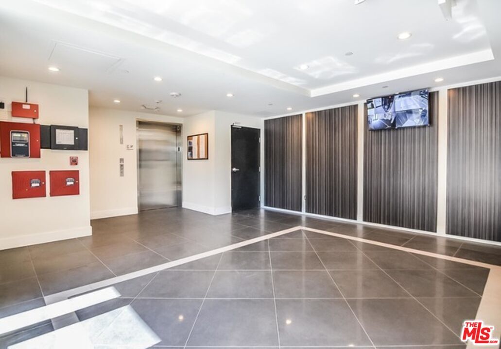 Foto del edificio - 1046 Serrano Ave