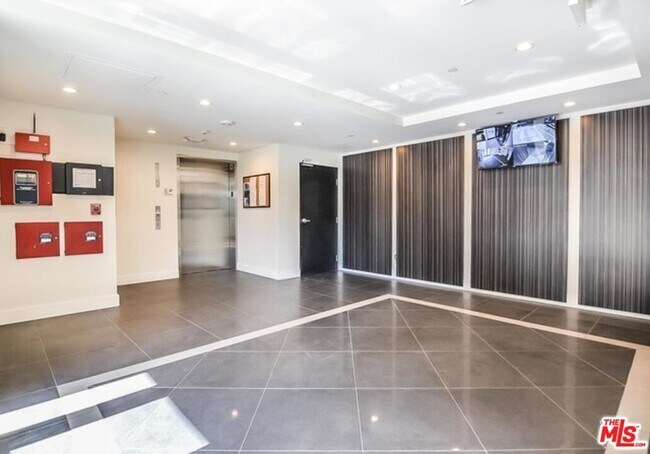 Foto del edificio - 1046 Serrano Ave