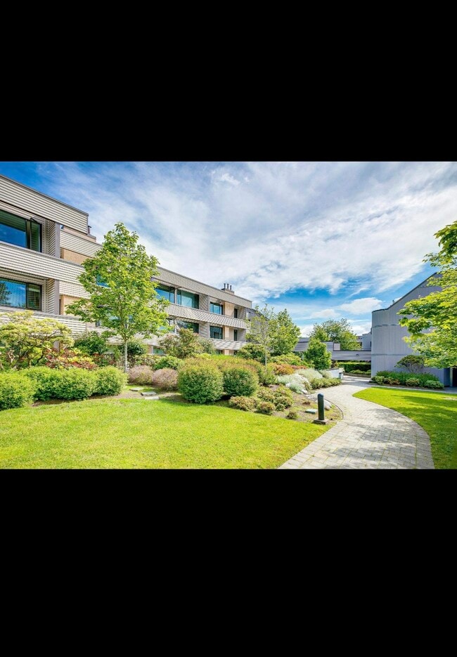 Building Photo - 15275 19 Av