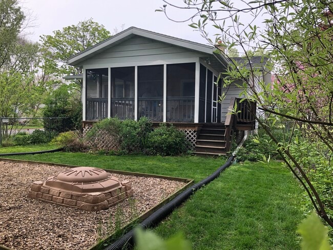 fenced half yard - 5202 Schofield St