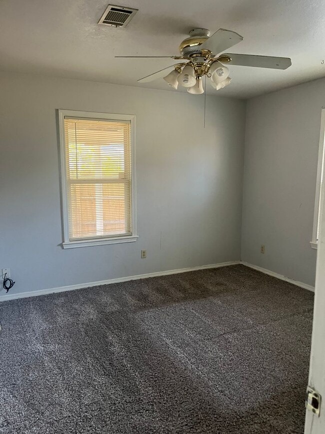 Building Photo - MOVE IN SPECIAL 2 bedroom 1 bath house