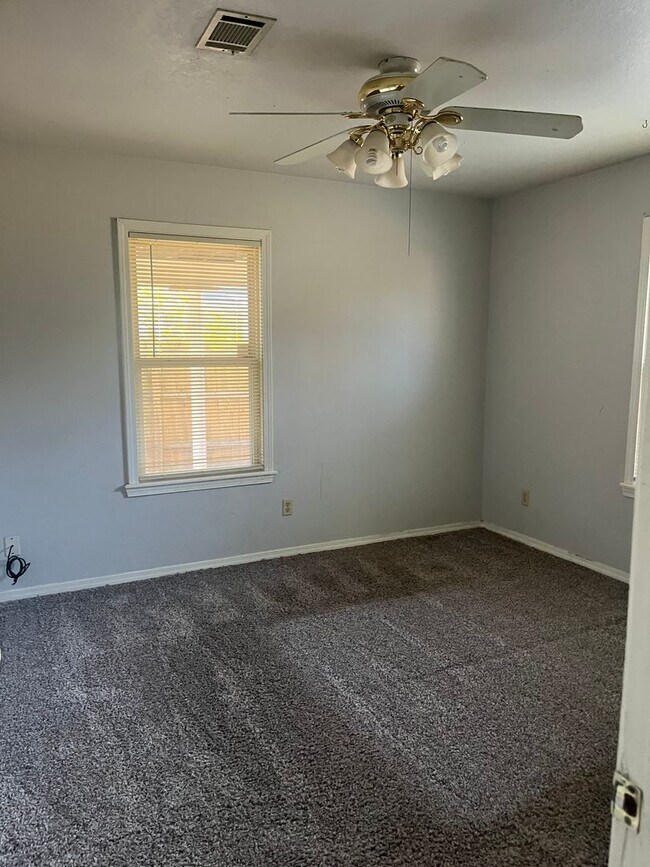 Foto del edificio - MOVE IN SPECIAL 2 bedroom 1 bath house