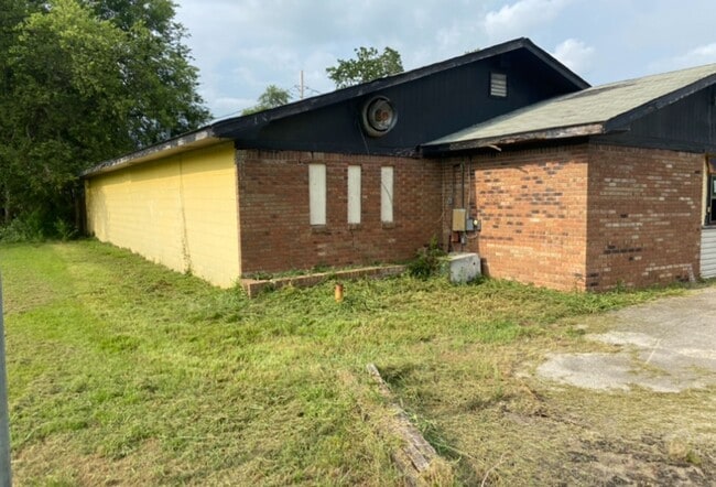 Foto del edificio - Commercial OR Residential! - $390 Month / $700 Down