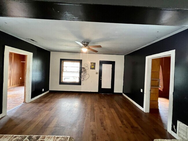 Foto del edificio - 3 Bedroom, 1.5 bathroom Home Available Now!