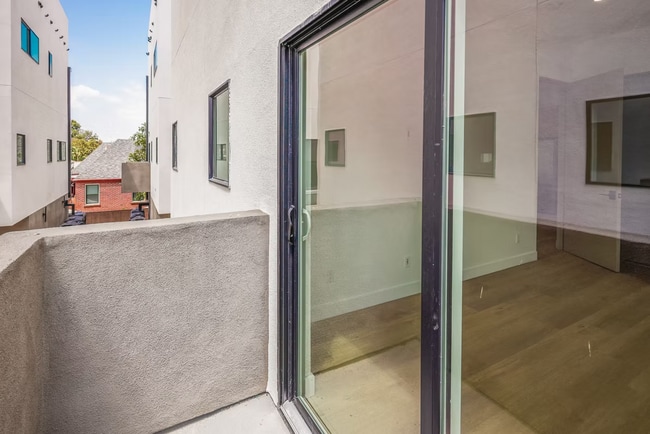 Foto del edificio - 11010 Hortense St