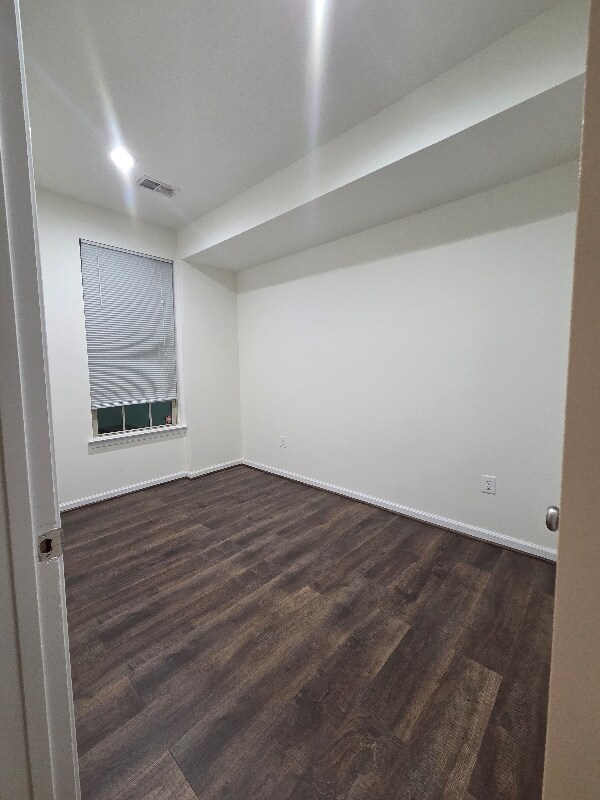 Foto del edificio - 7735 Duncannon Ln