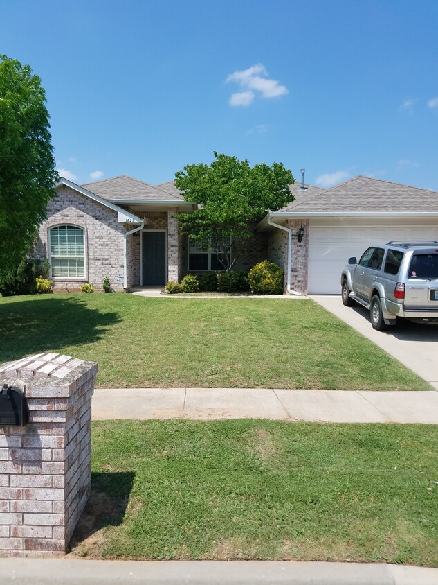 Foto principal - Beautiful 4 bed, 4.5 bath, 2 car garage ho...