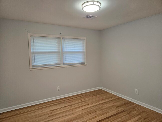 Building Photo - 4580 Hickory Dr